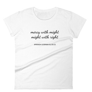 Barmherzigkeit mit der Macht | Macht mit rechter | Amanda Gorman Zitat | Antrittsrede 2021 | Biden Harris | Damen Kurzarm T-shirt
