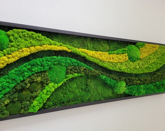 Groot wanddecoratie van mos, ingelijst met golvend groen geconserveerd mos.