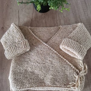 Brassière bébé fait main naissance layette beige et doré tricotée avec de la laine Pingouin.Très chaude se porte sur le pyjama. image 2