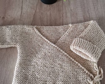 Brassière bébé fait main naissance layette  beige et doré tricotée avec de la laine Pingouin.Très chaude se porte sur le pyjama.