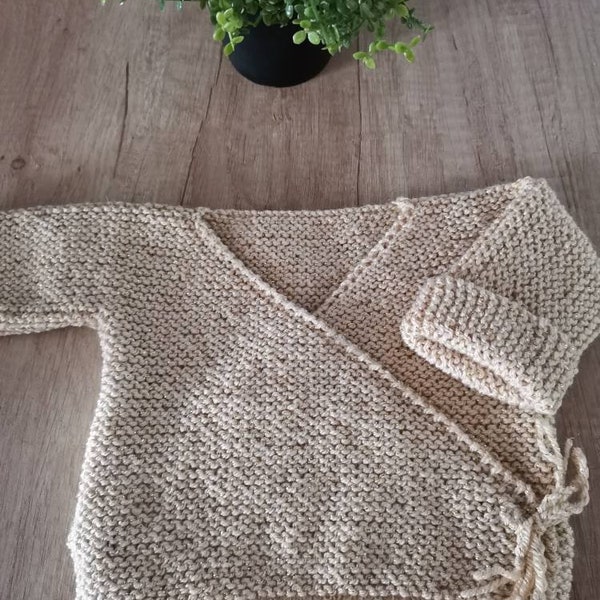 Brassière bébé fait main naissance layette  beige et doré tricotée avec de la laine Pingouin.Très chaude se porte sur le pyjama.