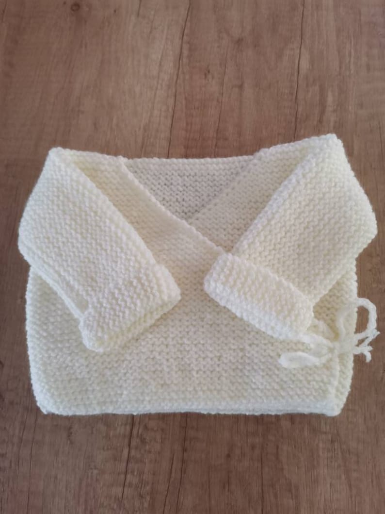 Brassière gilet bébé naissance à 3 mois tricotée à la main avec de la laine Pingouin Phildar. Très chaude. Se porte sur le pyjama. image 6