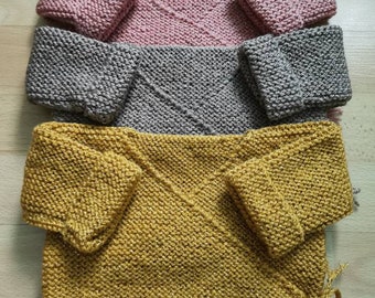 Brassière gilet bébé fait à la main naissance layette doré laine spécial bébé  laine Pingouin. Très chaude.Se porte sur le pyjama.