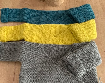 Brassière gilet bébé naissance en laine tricotée à la main. Très chaude. Se porte sur le pyjama. Laine Pingouin.