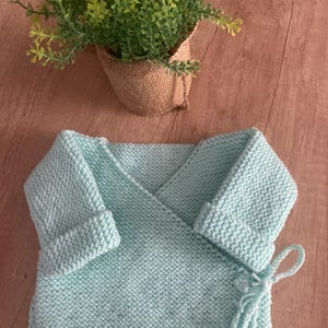 Baby vest, newborn to 3 months, in hand-knitted wool in ice cube color. Phildar wool. Very warm. Can be worn over pajamas.