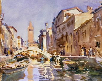 Puede incluir: Pintura a la acuarela de una escena de canal veneciano. La obra representa un puente, barcos y edificios con una alta torre al fondo. El agua refleja los edificios y el cielo, creando una atmósfera serena.