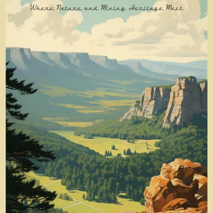 Könnte beinhalten: Ein Reiseplakat im Vintage-Stil für das Erzgebirge, das eine malerische Landschaft zeigt. Das Plakat zeigt ein Tal mit üppigen grünen Bäumen, sanften Hügeln und hoch aufragenden Felsformationen unter einem bewölkten Himmel. Der Text lautet "Ore Mountains".