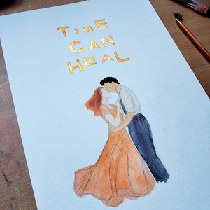 Könnte beinhalten: Aquarellillustration auf hellblauem Papier mit dem goldenen Schriftzug "TIME CAN HEAL". Das Kunstwerk zeigt ein sich küssendes Paar. Die Frau trägt ein orangefarbenes Kleid, der Mann ein weißes Hemd und eine dunkelblaue Hose.