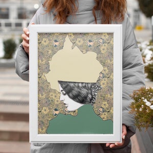 Puede incluir: Una impresión enmarcada de la cara de una mujer con un diseño abstracto amarillo y verde. El fondo es un patrón de flores amarillas.