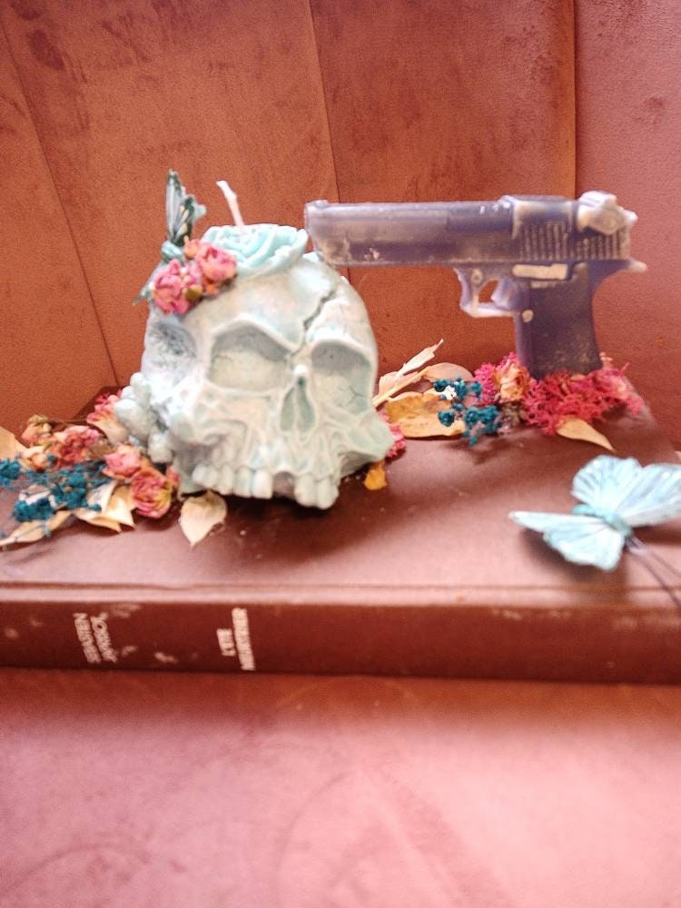 Bougie Tête de Mort et Pistolet Présenté sur Livre Original