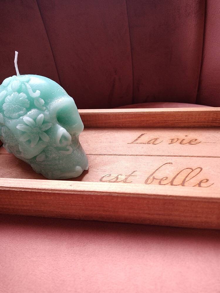 Bougie en Forme de Tête Mort Style Mexicain sur Son Plateau Bois