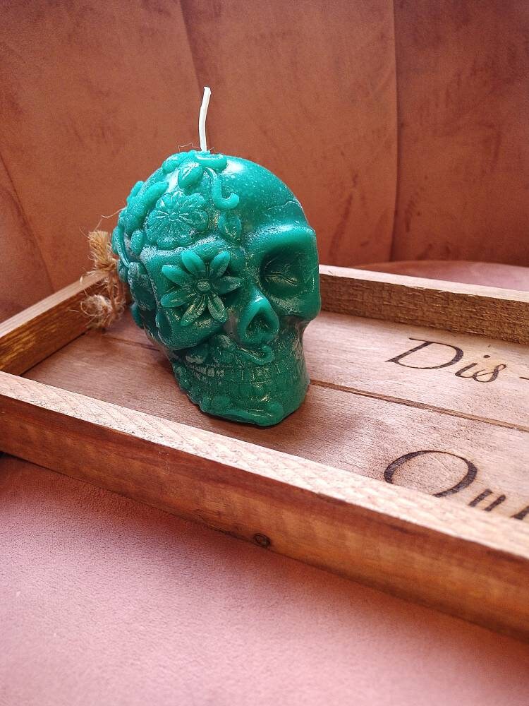 Bougie Tête de Mort Style Mexicain sur Son Plateau Épitaphe en Bois