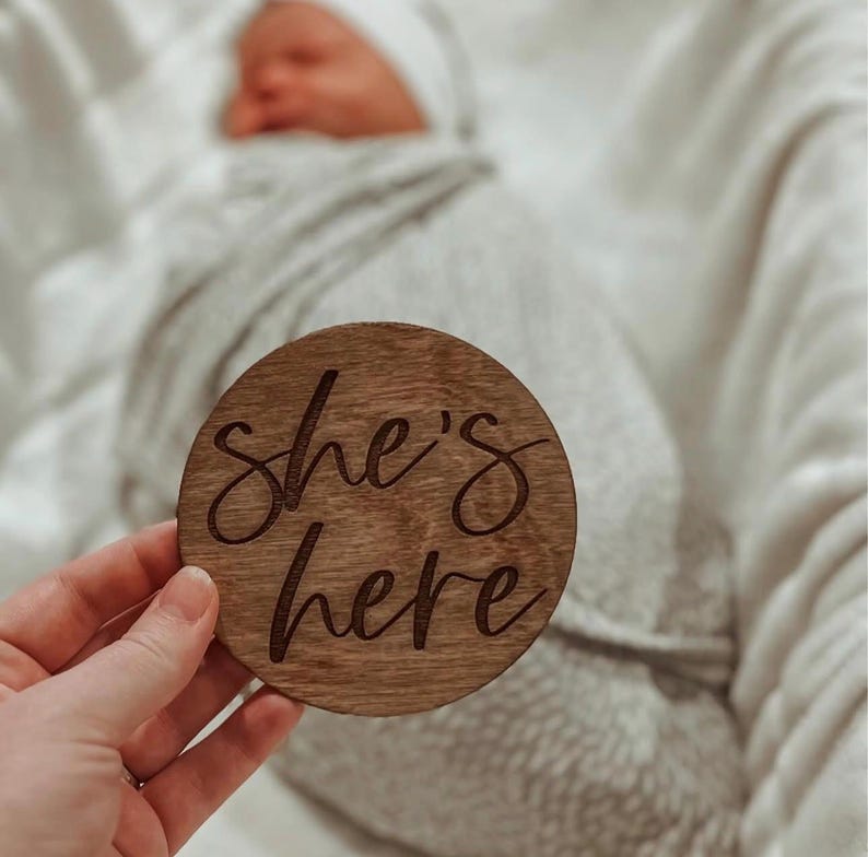 Disco de anuncio de doble cara "Él/Ella está aquí" / Disco de madera para anuncio de nacimiento / Anuncio de bebé / Letrero de nuevo bebé / Accesorio para fotos de bebé / Baby Shower imagen 1