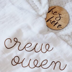 Disco de anuncio de doble cara "Él/Ella está aquí" / Disco de madera para anuncio de nacimiento / Anuncio de bebé / Letrero de nuevo bebé / Accesorio para fotos de bebé / Baby Shower imagen 5
