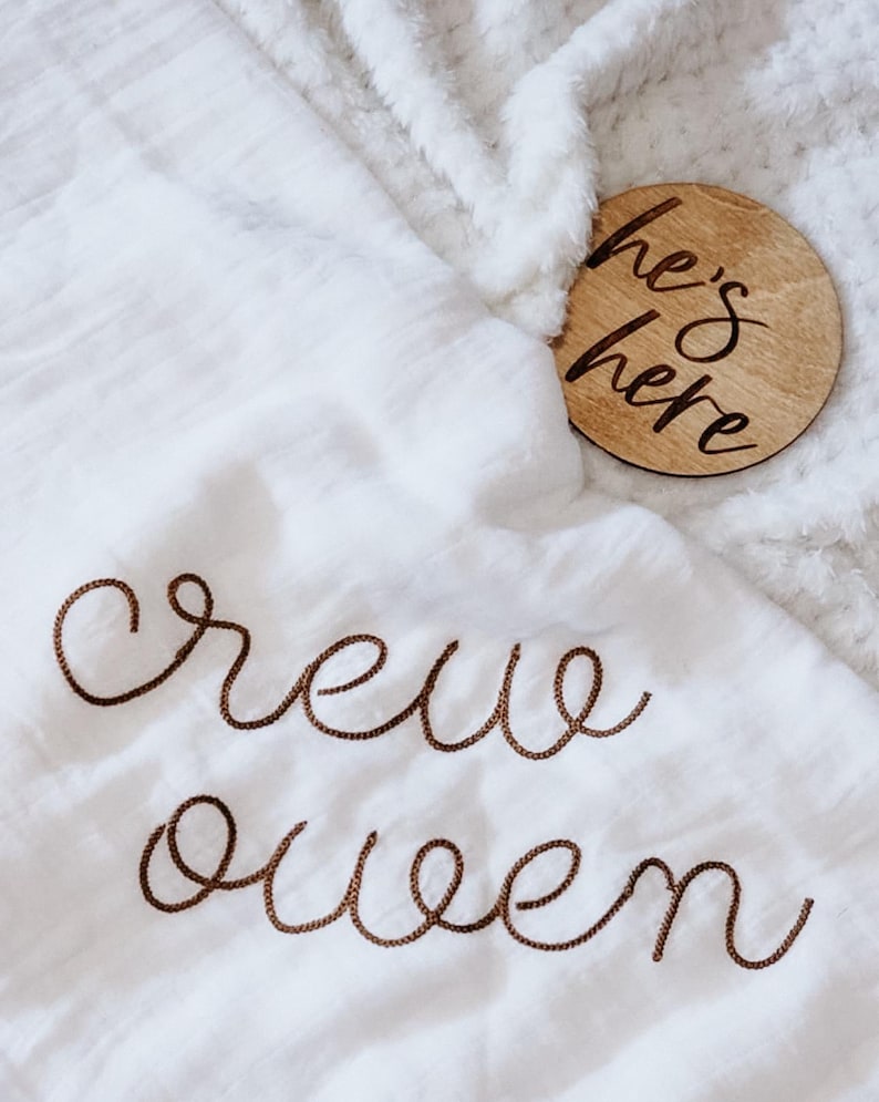 Disco de anuncio de doble cara "Él/Ella está aquí" / Disco de madera para anuncio de nacimiento / Anuncio de bebé / Letrero de nuevo bebé / Accesorio para fotos de bebé / Baby Shower imagen 5