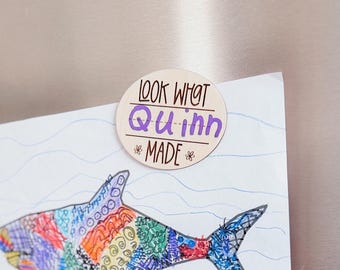 Imán para exhibición de arte infantil / Decoración personalizada para refrigerador "Mira lo que hice" / Regalo para niños / Regalo para maestros / Regalo para preescolar