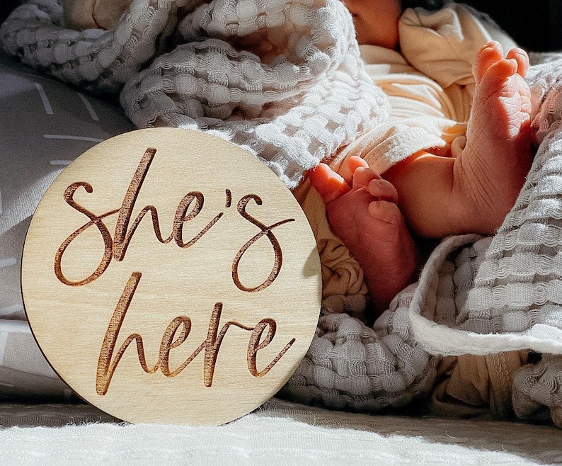Disco de anuncio de doble cara "Él/Ella está aquí" / Disco de madera para anuncio de nacimiento / Anuncio de bebé / Letrero de nuevo bebé / Accesorio para fotos de bebé / Baby Shower imagen 6