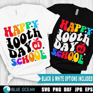 以下が含まれることがあります： 虹色の文字で「Happy 100th Day of School」と書かれたTシャツ2枚。レトロなフォントスタイルの文字。1枚は白、もう1枚は黒です。