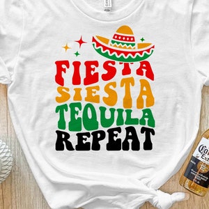 Puede incluir: Camiseta blanca con un diseño gráfico colorido que dice "Fiesta Siesta Tequila Repeat" con un sombrero encima.