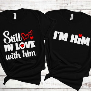 Nog steeds verliefd op hem, nog steeds verliefd op SVG, ik ben hem SVG, paar shirts, jubileum-T-shirt, valentijnspaar SVG