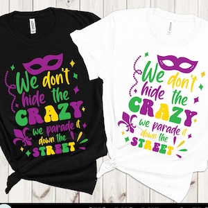 Wir verstecken die Verrückten nicht, die wir vorführen, Mardi Gras SVG, Wir verstecken die Verrückten nicht, wir führen sie auf der Straße vor, Mardi Gras Shirt svg