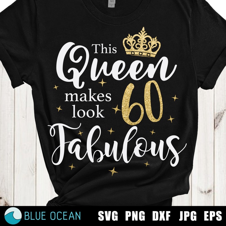 Op de afbeelding: Zwart T-shirt met gouden glittertekst die "This Queen makes 60 look Fabulous" zegt met een gouden glitterkroon boven het woord "Queen".