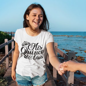 Puede incluir: Una camiseta blanca con texto negro que dice "Mis Quince A&ntilde;os" con una corona sobre la palabra "Mis".