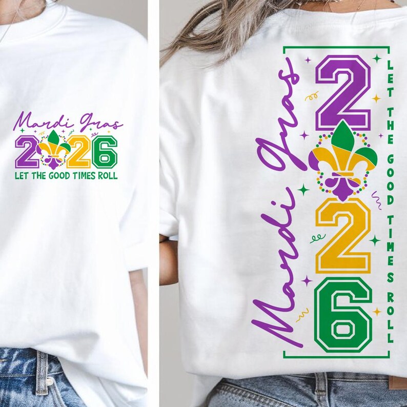 Op de afbeelding: Wit T-shirt met Mardi Gras-afbeeldingen. De voorkant toont "Mardi Gras 2026" in paars, groen en goud, met de tekst "Let the Good Times Roll". De achterkant heeft een vergelijkbaar ontwerp met een fleur-de-lis en dezelfde tekst.