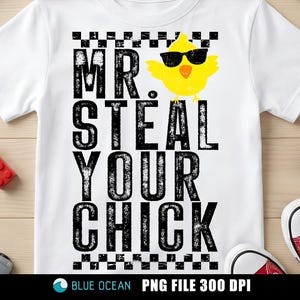 Op de afbeelding: Wit T-shirt met de zwarte tekst "MR. STEAL YOUR CHICK" en een gele kuiken met zonnebril. Het ontwerp heeft een geblokte rand. Onderin zijn witte sneakers te zien.