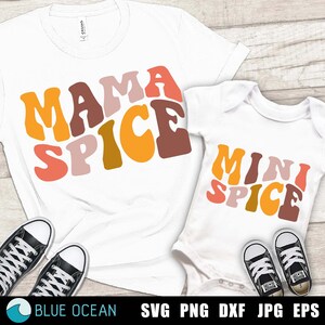Può includere: Due magliette bianche con un design di font retrò. La maglietta più grande dice "Mama Spice" e la maglietta più piccola dice "Mini Spice".