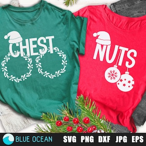 Peut inclure: Deux t-shirts, un vert et un rouge, avec un motif de Noël. Le t-shirt vert dit "CHEST" avec deux couronnes, et le t-shirt rouge dit "NUTS" avec deux boules.