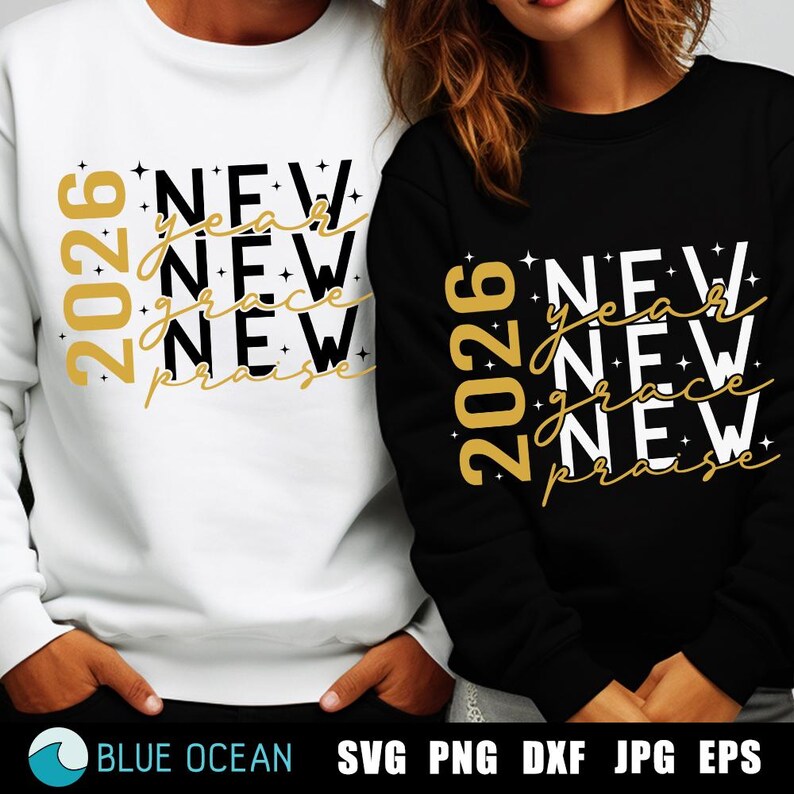 Peut inclure: Sweat-shirts blancs et noirs avec le texte "2026 New Year New Grace New Praise" en or et blanc. Les sweat-shirts sont de style col rond. Le bas de l'image porte la mention "BLUE OCEAN SVG PNG DXF JPG EPS".