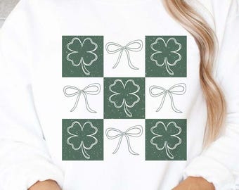 Puede incluir: Una camisa blanca con un patrón de cuadros verde y blanco con tréboles de cuatro hojas y lazos. La camisa tiene el texto "DIGITAL FILES INSTANT DOWNLOAD" en la parte superior y "BLUE OCEAN SVG PNG DXF JPG EPS" en la parte inferior.