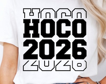 Op de afbeelding: Een wit T-shirt met korte mouwen en een zwart grafisch ontwerp met de tekst HOCO 2026 in een vet varsity-lettertype. Het ontwerp bevat het woord HOCO en het jaartal 2026, herhaald in zowel massieve zwarte als omlijnde witte letters.