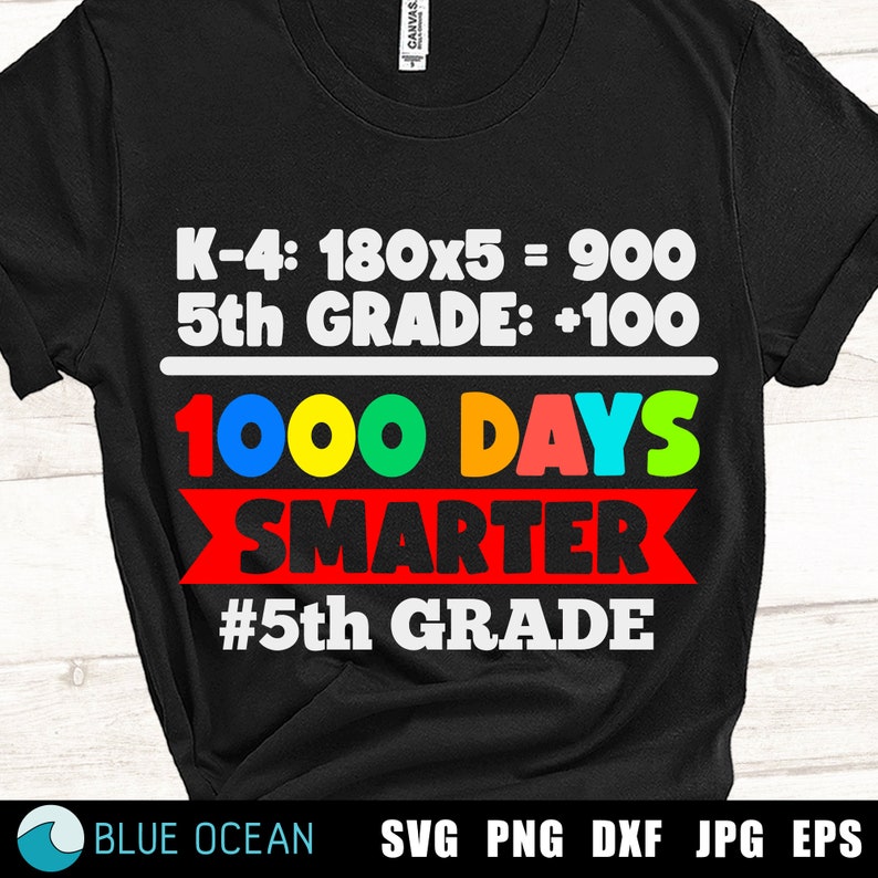 K&ouml;nnte beinhalten: Schwarzes T-Shirt mit wei&szlig;em Text: "K-4: 180x5 = 900, 5th GRADE: +100". Darunter steht der Text "1000 DAYS SMARTER #5th GRADE" in bunten Blockbuchstaben. Am unteren Rand des Shirts befinden sich das Blue Ocean-Logo und Dateityp-Optionen.