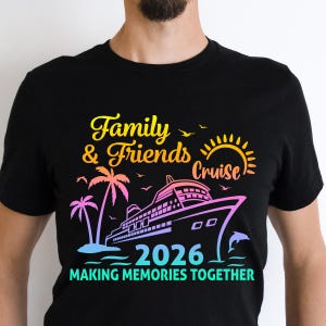 Pode incluir: Camiseta preta com um design gr&aacute;fico colorido com um navio de cruzeiro, palmeiras e o texto "Family & Friends Cruise 2026 Making Memories Together". O design inclui um sol, p&aacute;ssaros e um golfinho.