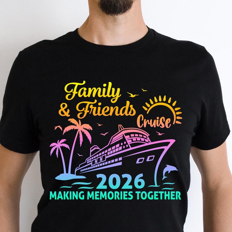 Pode incluir: Camiseta preta com um design gr&aacute;fico colorido com um navio de cruzeiro, palmeiras e o texto "Family & Friends Cruise 2026 Making Memories Together". O design inclui um sol, p&aacute;ssaros e um golfinho.