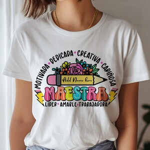 Maestra SVG, spansklärare PNG, tvåspråkig lärare, blommig maestra med penna för anpassat namn, anpassad lärarskjorta PNG bild 4