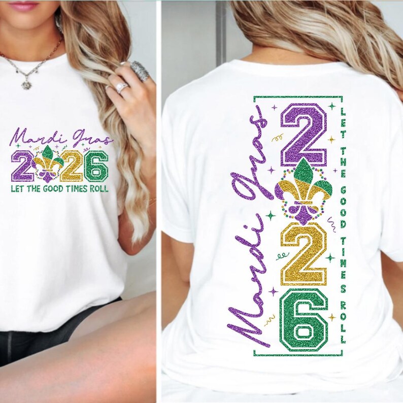 Op de afbeelding: Wit T-shirt met een Mardi Gras-ontwerp. De voorkant heeft "Mardi Gras 2026" in paars, goud en groen, met de tekst "LET THE GOOD TIMES ROLL". De achterkant heeft een verticaal ontwerp met dezelfde tekst en fleur-de-lis.