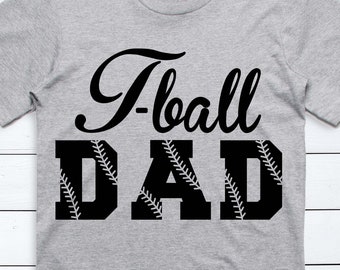 Puede incluir: Una camiseta gris con texto negro que dice "I-ball DAD". Las letras de "DAD" están delineadas con un patrón de puntadas de béisbol blancas.