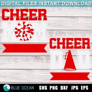 Pode incluir: Arquivos de corte SVG Cheer Mom e Cheer Dad. O design apresenta letras brancas com contornos vermelhos e um pompom vermelho e um megafone.
