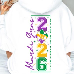 Op de afbeelding: Witte hoodie met een levendig Mardi Gras-ontwerp. De achterkant toont de woorden "Mardi Gras" in paars schrift, de cijfers "226" in paars, geel en groen, en een fleur-de-lis. De zin "Let the good times roll" is ook opgenomen.