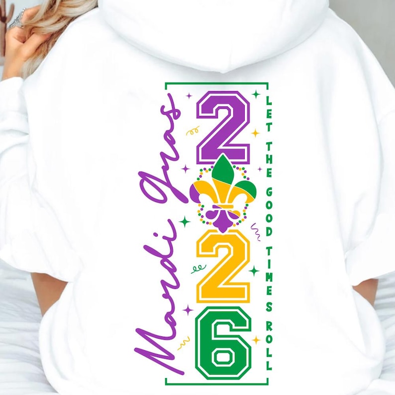 Op de afbeelding: Witte hoodie met een levendig Mardi Gras-ontwerp. De achterkant toont de woorden "Mardi Gras" in paars schrift, de cijfers "226" in paars, geel en groen, en een fleur-de-lis. De zin "Let the good times roll" is ook opgenomen.