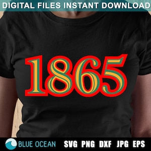 Puede incluir: Una camiseta negra con el número 1865 impreso en rojo, verde y amarillo. El número está estilizado con una fuente en negrita y con contorno.