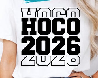 Op de afbeelding: Een wit t-shirt met een grafisch ontwerp met de tekst HOCO 2026 in een vetgedrukt bloklettertype. Het ontwerp bevat een blauwgroene banner bovenaan met de tekst IN COLORS en twee cirkels, samen met de tekst BLUE OCEAN SVG PNG DXF JPG.
