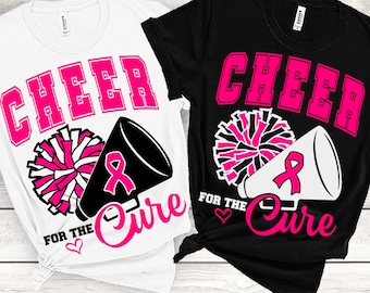 Peut inclure: Deux designs de t-shirts avec le texte "Cheer for the Cure" en rose. Le design présente un mégaphone de cheerleader noir et blanc avec un ruban rose, et un pompon noir et blanc avec des accents roses.