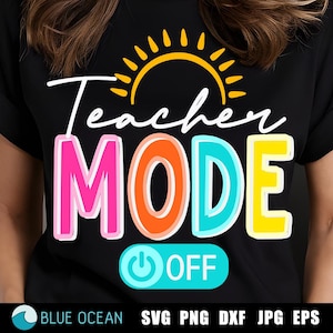 Puede incluir: Camiseta negra con el texto "Teacher Mode Off" en letras de colores. Un gráfico de sol está por encima del texto. El botón de encendido está en azul y la palabra "Off" está en turquesa.