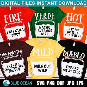Könnte beinhalten: Sechs verschiedene T-Shirt-Designs mit einer scharfen Sauce-Flasche mit verschiedenen lustigen Sprüchen. Die Designs sind "Fire I'm Extra Spicy", "Verde Nacho Average Girl", "Hot Is It Me Or Is It Hot In Here", "Fire Roasted I've Been Through Fire For You", "Mild Mild But Wild", und "Diablo You Had Me At Taco".