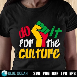 以下が含まれることがあります： 黄色、赤、緑の文字で「do it for the culture」と書かれた、拳を突き上げたグラフィックが描かれた黒いTシャツです。