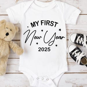 私の最初の新年 2025 SVG、私の最初の新年 SVG、赤ちゃんの最初の新年、最初の新年 2025 の服装